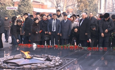 Память погибших в авиакатастрофе почтили у Вечного огня в Алматы