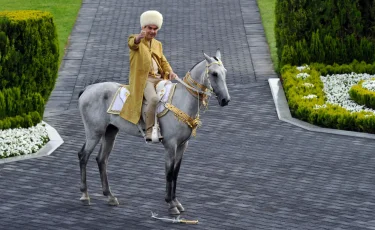 Түркіменстан Президенті циркте өнер көрсетті (видео)