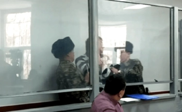 Предполагаемый похититель и убийца трехлетнего ребенка в Караганде порезал себе горло в суде 