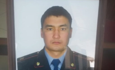 Полицей отбасын өлтірмек болған қаскөйдің қолынан қаза тапты