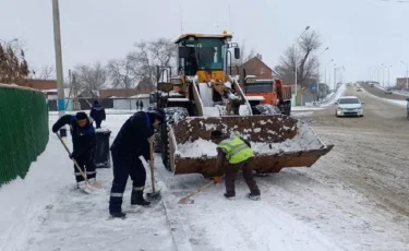 Атырау көшелері 300 тонна қардан тазартылды