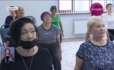 Пенсионеры Алматы провели уроки по скандинавской ходьбе и современным танцам 