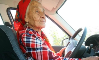 90 жастағы Матрёна әже көлік айдап, нәпақасын тауып жүр