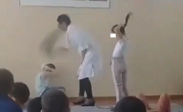  Видеоны көргенде шошып кеттік: тәрбиеші баланы сүлгімен ұрып-соққан