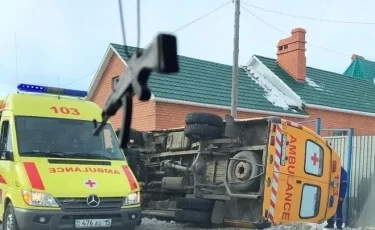 Карета скорой помощи перевернулась в Петропавловске