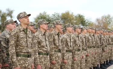 Алматыда әскерге шақырылғандардың алғашқы легі Отан алдындағы борышын өтеуге аттанды