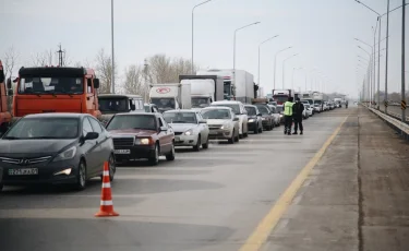 Алматыда блок-бекеттерді айналып өтіп адам тасымақ болғандар ұсталды