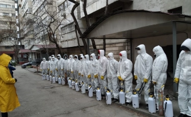 В Алматы дезинфицируют подъезды, детские площадки и дворы