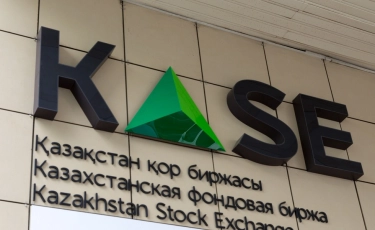 Тенге укрепился на KASE