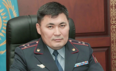 Полицейді қорлаған және күш қолданған ер адамдар жауапқа тартылды