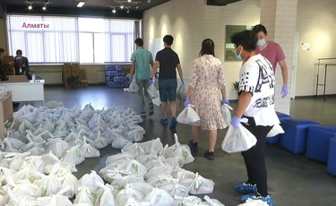 Ежедневно более ста волонтеров Алматы развозят нуждающимся продукты