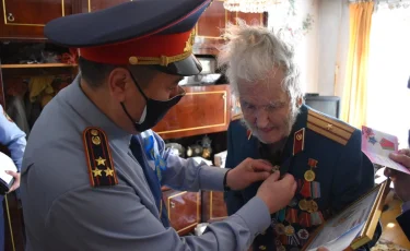 Полицейские Алматинской области поздравили ветеранов с Днем Победы 