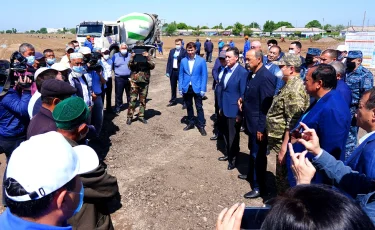 Қазақстан мен Өзбекстанның Үкімет басшылары Мырзакентте шағын аудан құрылысын бастап берді