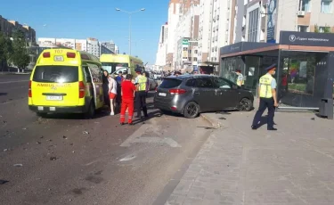 Нұр-Сұлтанда жеңіл көлік автобус аялдамасына соғылды