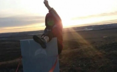 Карагандинка закинула ногу на памятник десантникам и показала непристойный жест