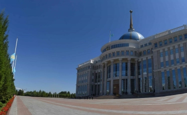 День траура: Токаев перед Акордой почтил память умерших от COVID-19
