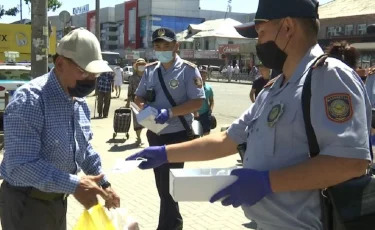 Полицейские раздают медицинские маски в Талдыкоргане