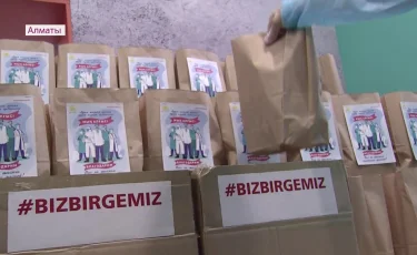 Врачам Алматы волонтеры развозят "пакеты здоровья" в знак благодарности
