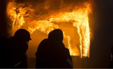 Үндістанда коронавируспен ауырғандар жатқан қонақ үй өртенді  