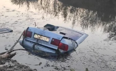 Оралда үш бала көлікпен бірге суға батып кетті