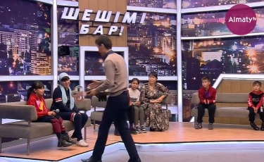 Шешімі бар: Мүгедек анасы мен 5 бауырына қарайлап отырған 12 жастағы Жансая Рахимова үйлі болды