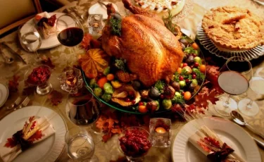 Новую вспышку коронавируса спровоцируют семейные ужины на День благодарения в США