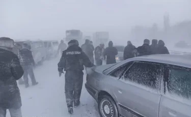 Непогода в Жамбылской области: на трассе застряли 100 автомашин 