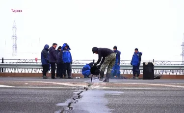 Самый большой мост в Таразе на грани обрушения