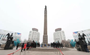 Аким Алматы Б. Сагинтаев возложил цветы к монументу «Тәуелсіздік»