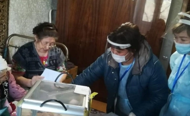 101-летняя жительница Алматы проголосовала на выборах