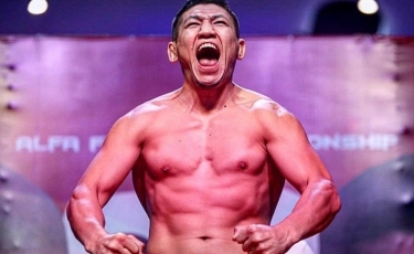 Куат Хамитов отправил в жесткий нокаут соперника на турнире AMC Fight Nights 