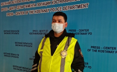 Боран кезінде жүргізушілерге жол көрсетіп жүгірген полицей елді тәнтті етті