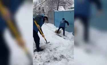 Волонтеры молодежных ресурсных центров вышли на уборку снега в Алматы