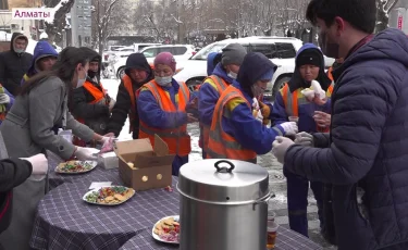 Алматыда еріктілер «Кел, шай ішейік» акциясын ұйымдастырды