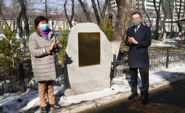 Алматыда КВИ-мен күрескен медицина қызметкерлерінің құрметіне ескерткіш тақта орнатылды