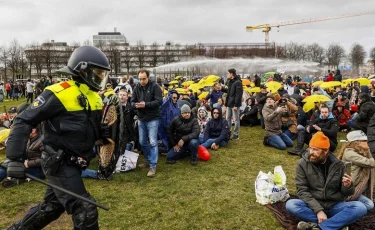 Коронавирус в мире: протесты против карантина в Нидерландах, Ирландия приостановила прививки AstraZeneca (дайджест)