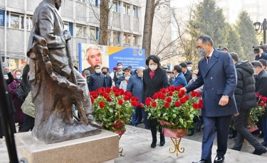 В Алматы открылся памятник писателю, литературоведу Герольду Бельгеру