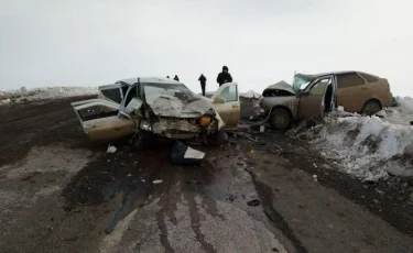 Ақтөбеде екі көлік соқтығысып, бір отбасыдан үш адам мерт болды