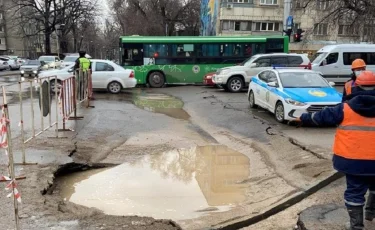 Алматыда сапасыз салынған жолдарға байланысты мердігер компаниялар жауапқа тартылып жатыр