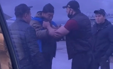 Кровавая бойня из-за 100 тенге: драка между водителем и парковщиками попала на видео