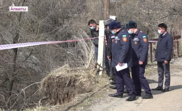 Медеу ауданында жол жиегі опырылып түсті: ТЖД жағдайды бақылауға алды