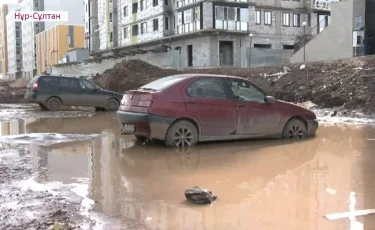 Ни таксистов, ни доставки, ни экстренной помощи: жители многоэтажки в Нур-Султане жалуются на разбитую дорогу