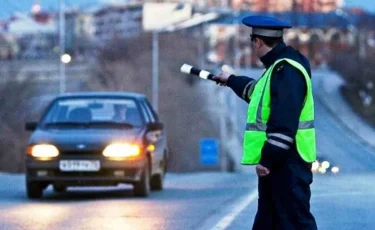 Полиция қызметкерін көлігімен сүйреген жүргізушіге қатысты сотқа дейінгі тергеу жұмыстары басталды