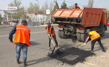 Алматы көшелеріндегі 2 мыңнан астам ойық-шұңқыр қалпына келтірілді