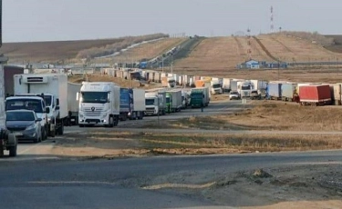 Усиление контроля: грузовики скопились на границе России и Казахстана