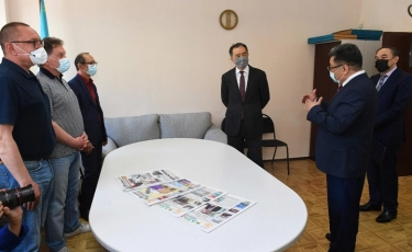 Бакытжан Сагинтаев поздравил коллектив газеты "Вечерний Алматы" с 85-летием