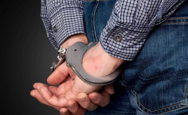 Оставил умирать: британец расправился с близким другом, пристававшим к его девушке