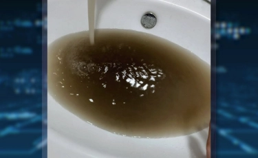 Жители Бесагаша жалуются на качество воды в новостройке 