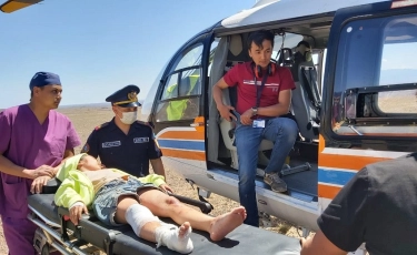 Я схватилась за одну сторону камня и забралась на него - спасенная девочка из Чарына