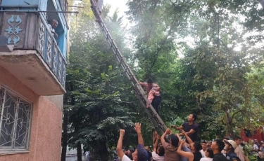 Таразда көпқабатты үйден өрт шығып, 5 адам құтқарылды